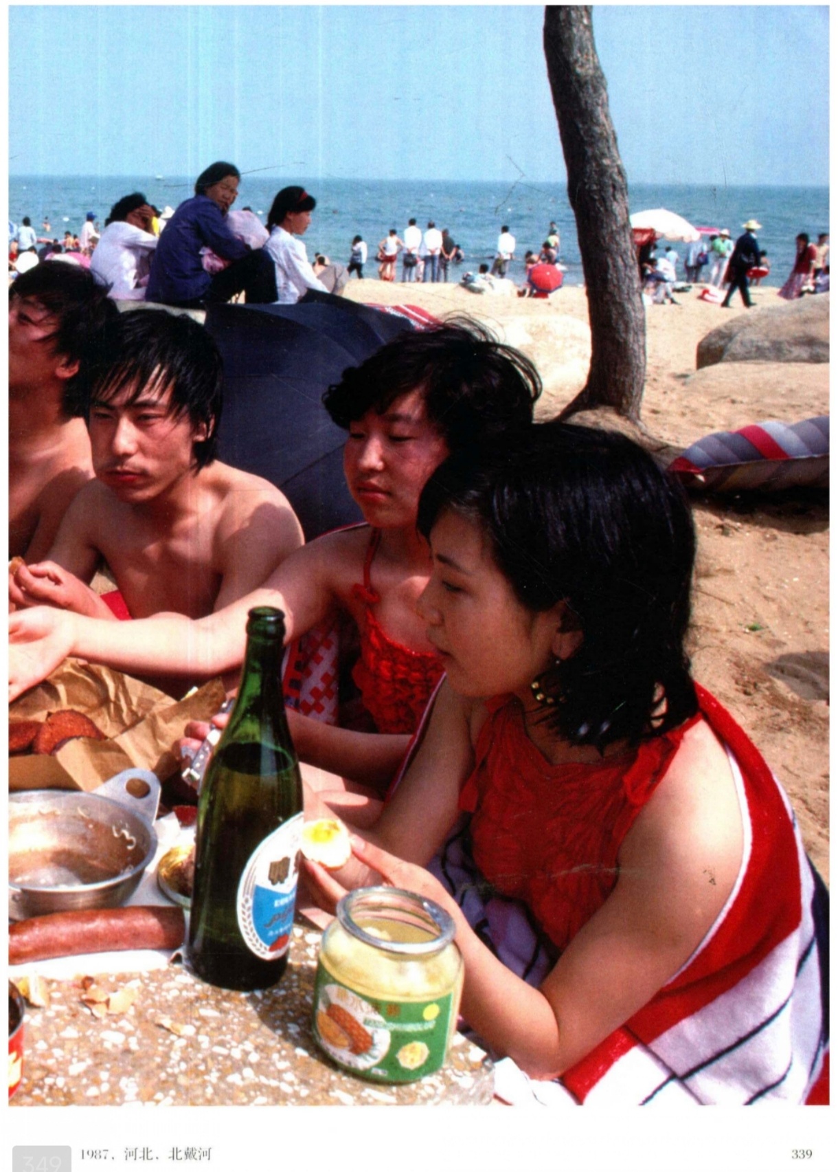 为什么中国女生在海滩上都不穿比基尼¹ 1987年的河北，北戴河。² 出自《昨天的