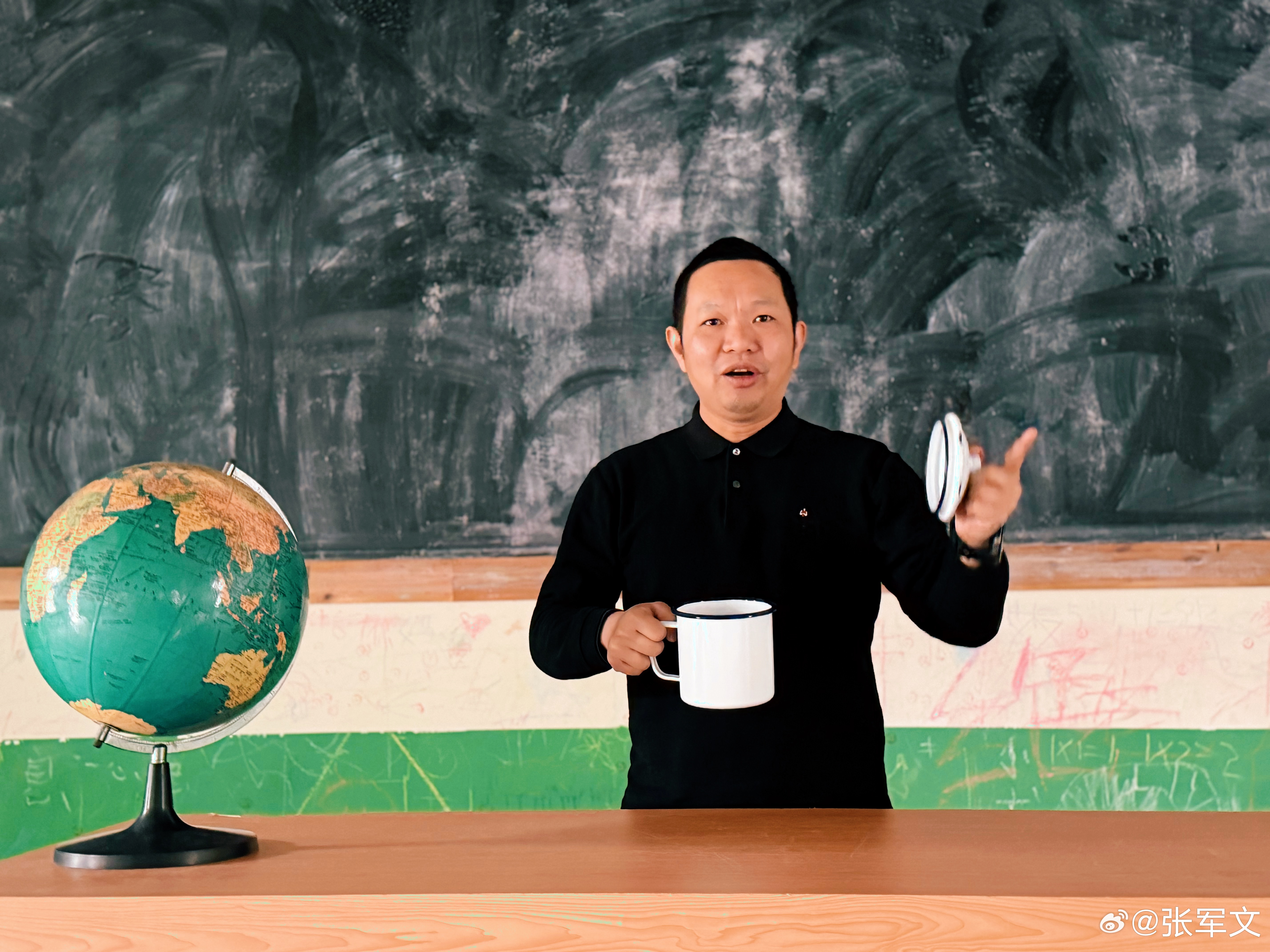 一节课，一杯茶，一个世界！左手老茶缸，右手杯盖指点黑板江山。粉笔灰在光里打转，地