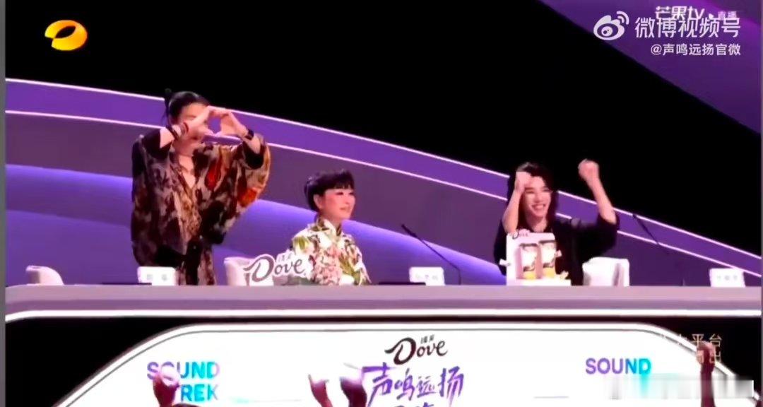 笑不活了！何炅在直播里既要应对三位评审改赛制的变数，又要扛住那英、华晨宇的连环起