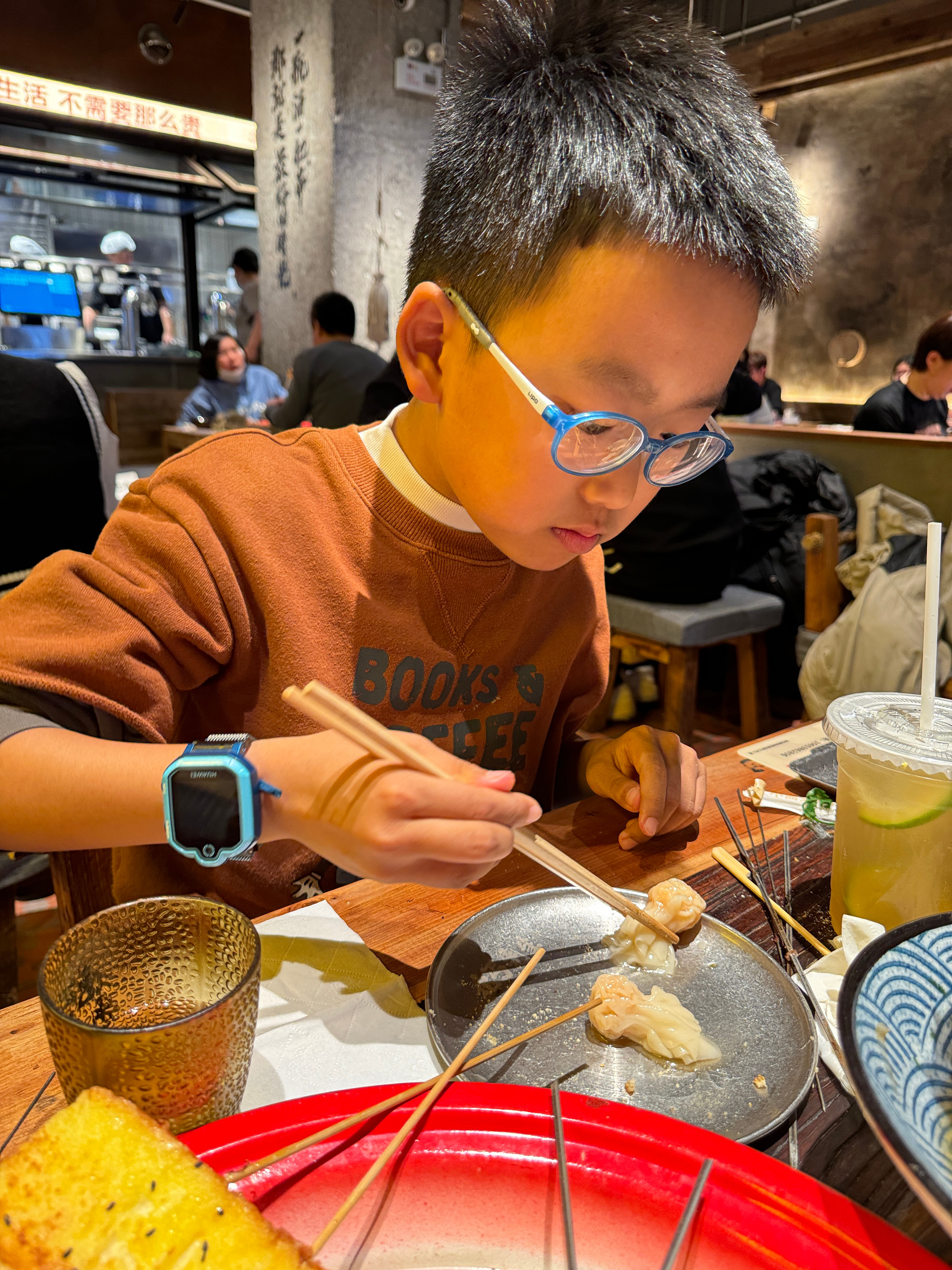 是放下成人思维，按着小孩儿的要求过的一个生日，开心更重要～ 