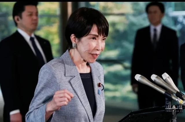 日本首相高市早苗这面相，这穿搭，也是没有谁能拯救了。
在日本政坛上，高市早苗这张