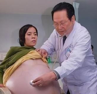 2009年，怀胎12个月的女人，在丈夫的陪同下，挺着巨肚，来到了广州医院检查，没