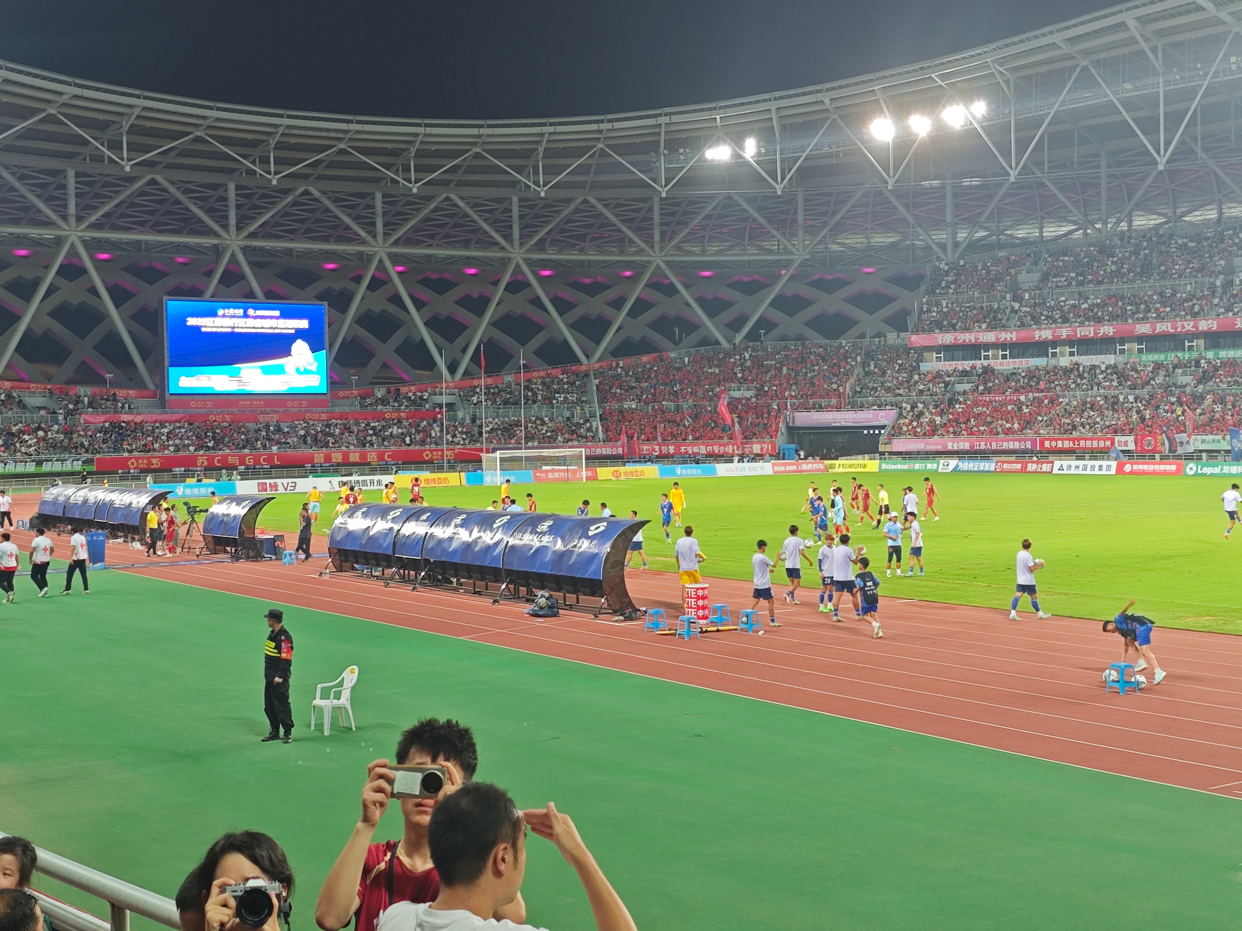 #苏超苏北王vs状元狼# 上半场结束了，徐州比南通1:2。 不知道下半场，还有没