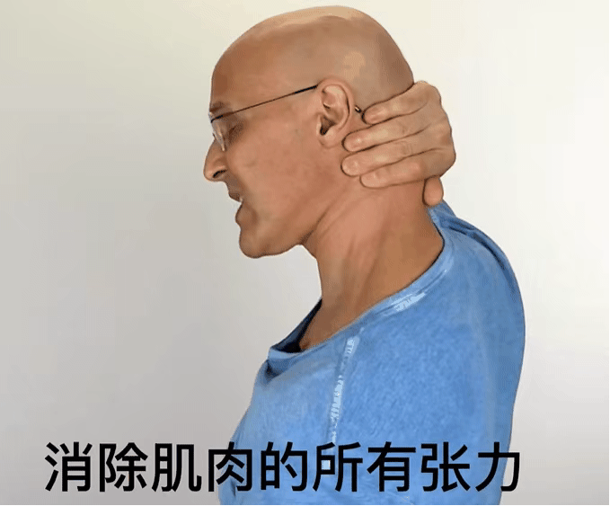 落枕了怎么办？码住试试这个方法！用手按住落枕那侧的脖子，手一边往反方向拉，脖子一