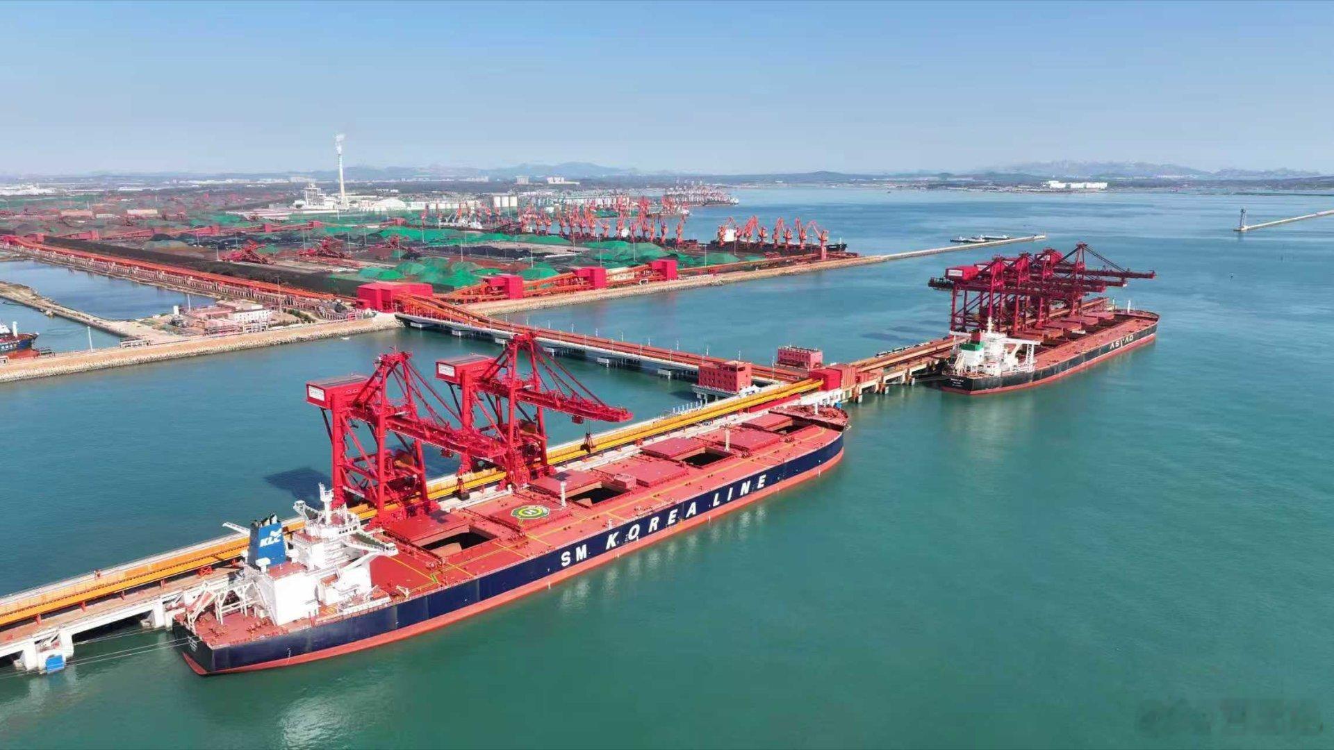 北方双40万泊位集群！董家口矿石码头凭实力刷屏——全国首个干散货数智码头坐镇，i