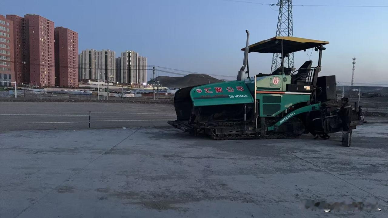 喜报！酉众合停车场全面平整，摊铺机就位！BRT8西延离通车又近一大步！🚍
 