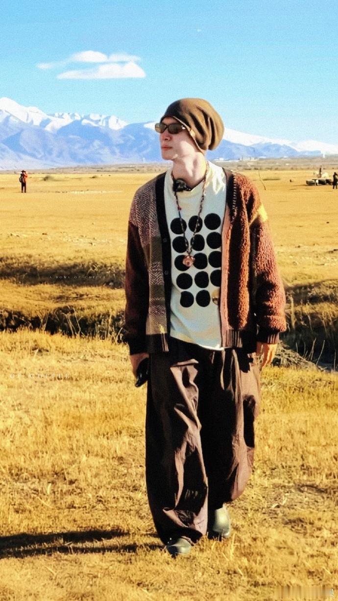网友偶遇张晚意还握手了路人在新疆街头邂逅张晚意，主动上前搭话，他大方握手互动。随