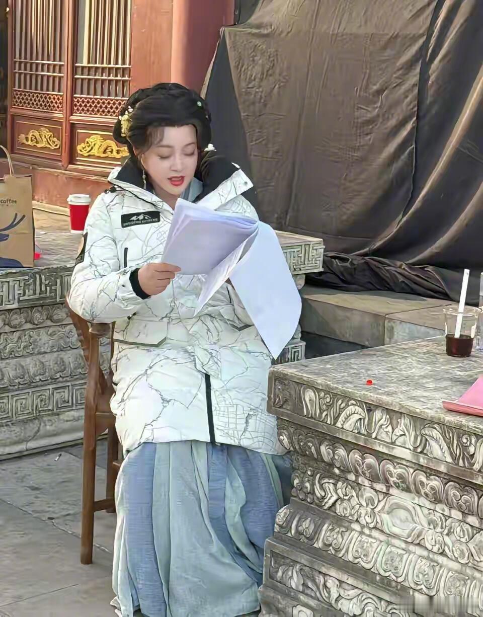 75岁刘晓庆新剧造型，庆奶真的是活到老演到老！ 