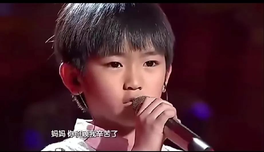 当那澄澈如泉的童声悠悠响起，似山间微风轻拂过心尖，每一个音符都裹挟着纯真与美好。