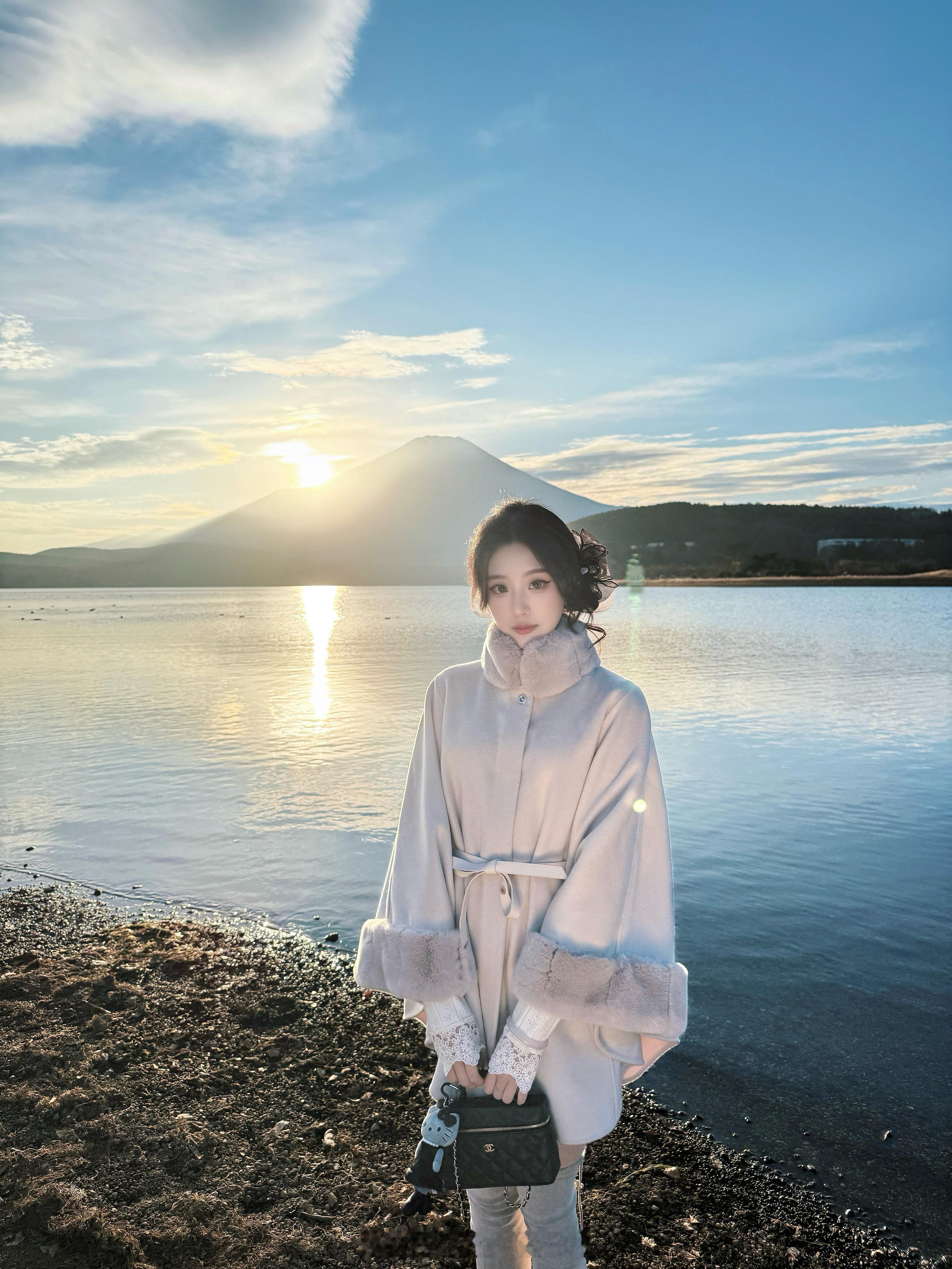 做了全网独家的一件斗篷，定染的灰紫色很日系。过几天上 