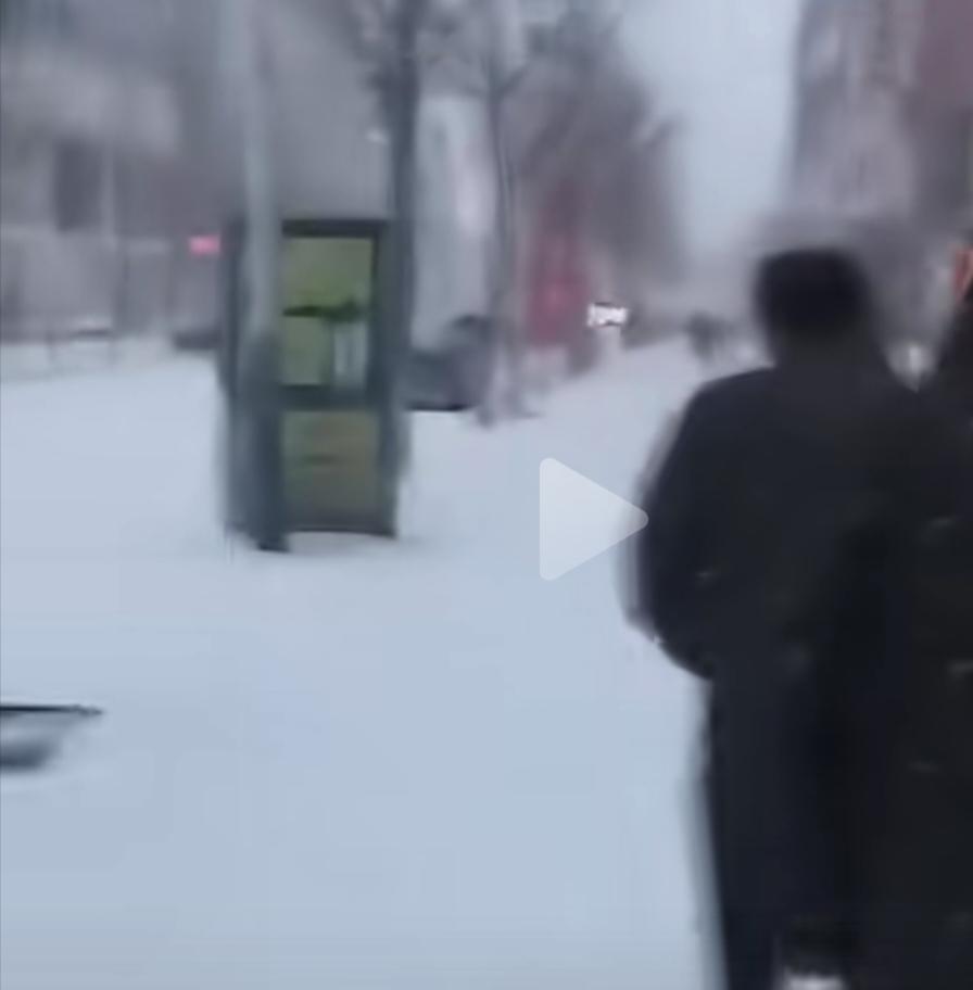 网友发了十五年前的视频，真是我们逝去的青春。
他说那天元旦，我和兄弟们一起去网吧