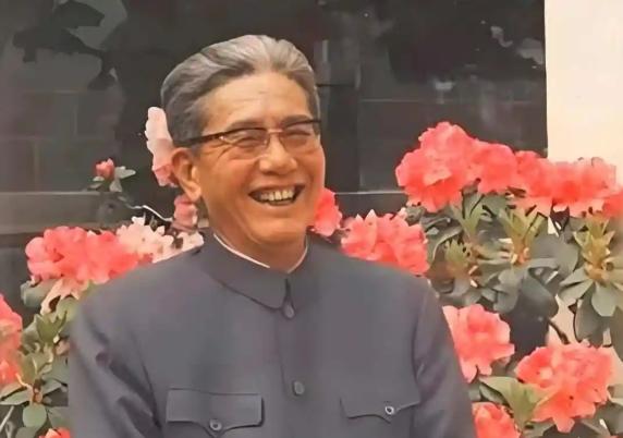 乔冠华后人现状：儿子子承父业，女儿乔松都成军医，继女洪晃，更是家喻户晓
乔冠华这