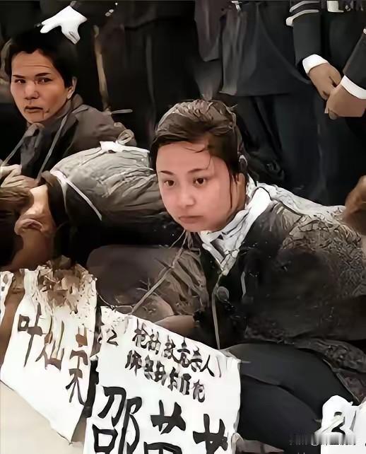 1995年东莞刑场，25岁女死刑犯邵苗苗蹲坐在地，静候死刑。她面容呆滞，双手反绑