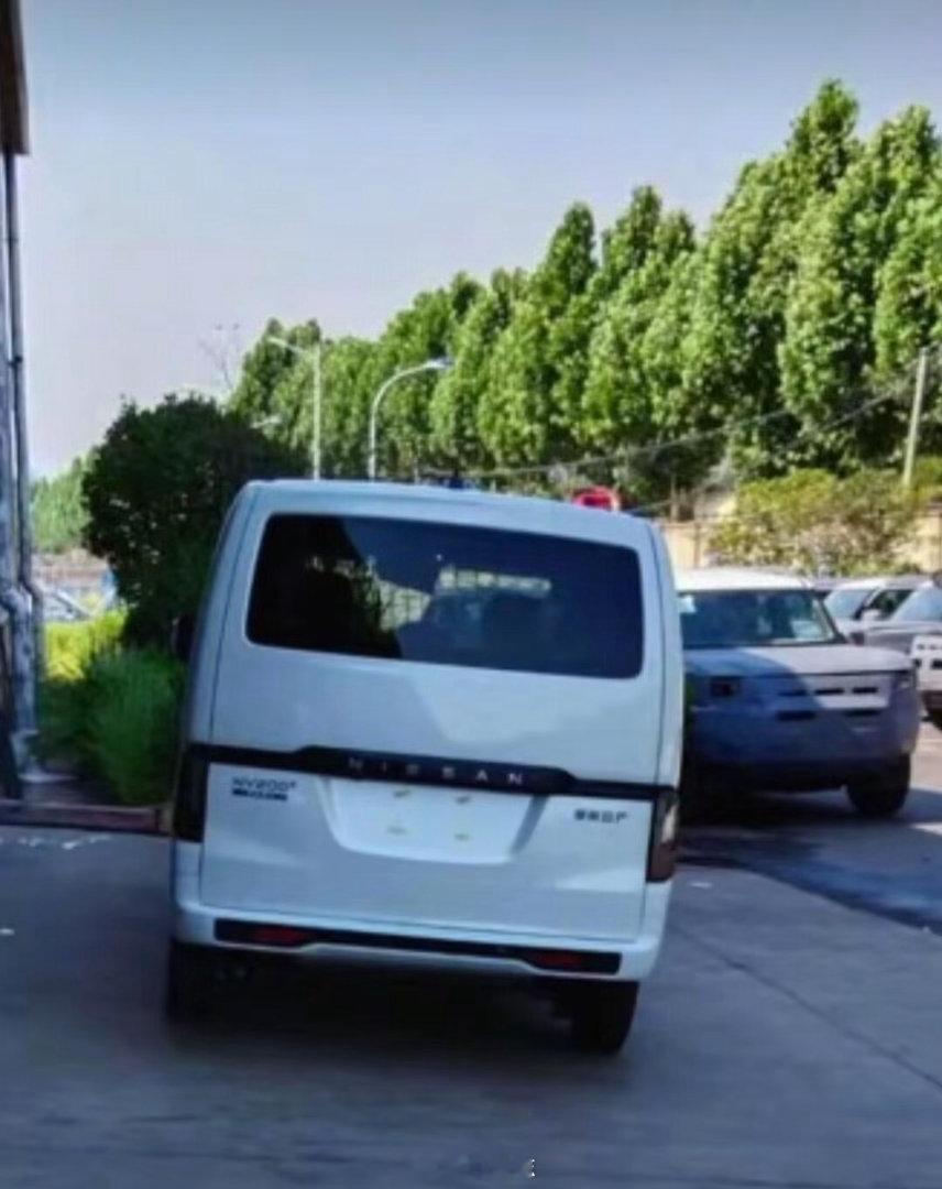 全新NV200曝光，竟然还用上了怀档～这新设计，有没有更好看了？日产nv200