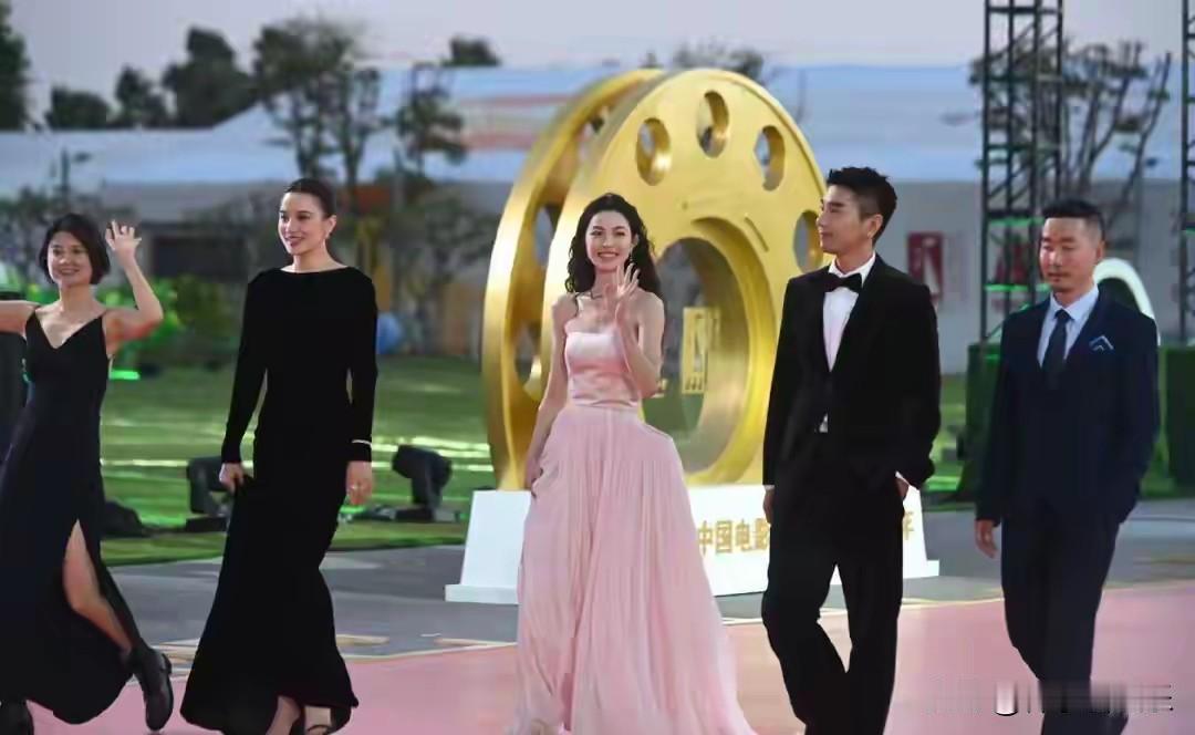 当聚光灯洒下，红毯盛宴正式拉开帷幕，而首先吸引众人目光的，便是那别具一格的主持人