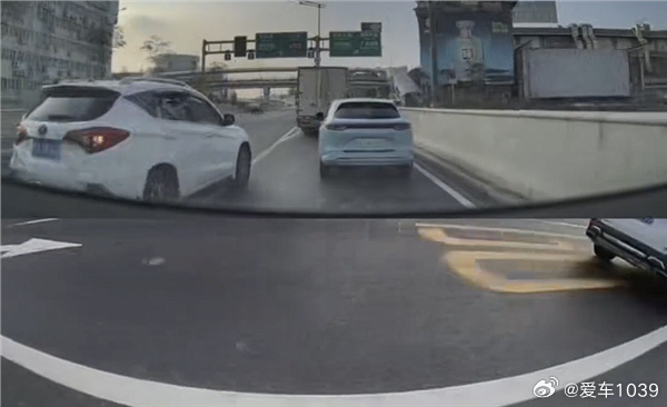 【爱车安全贴士网友自曝每年撞车十几次，三年撞了三十次！还都是对方全责，您怎么看？