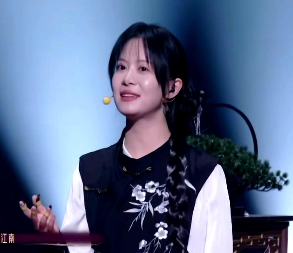 说二饼胡拉要被封号的人，你怕不是连他们最近的直播都没看过。
我特意翻了近三个月