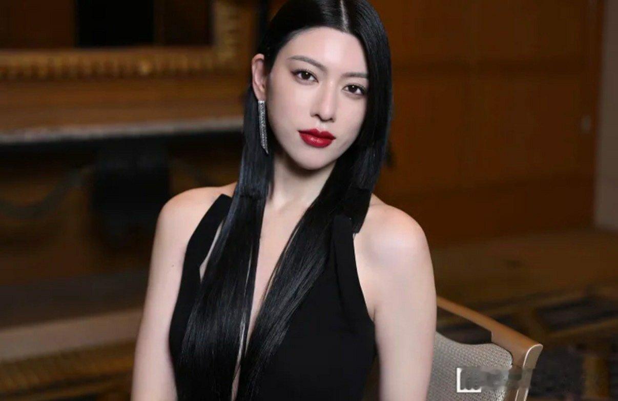 日娱新闻三吉彩花 三吉彩花 日媒《modelpress》采访美图。 