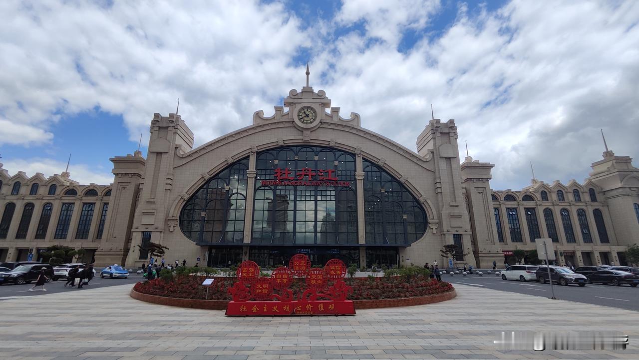 你有没有想过，一座看似平凡的城市，在岁月的流淌中究竟会绽放出怎样不一样的光彩呢?