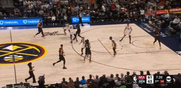 NBA赛场镜头：约基奇隔空教学克莱秀花活，这叫做背传，你那个是胡闹！
  约基奇