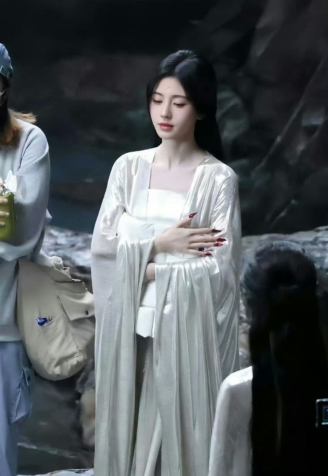 好久没见过这种丝光面料的古偶了，没有几个人能撑起这个面料的古装了吧[doge] 