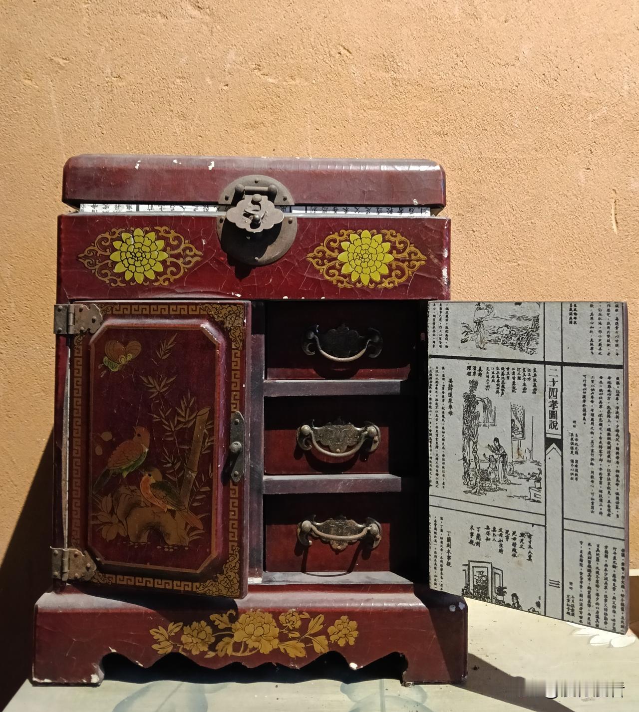 游黄陂锦鲤土司城，于忠孝王府中得见三件古物，颇有生趣。

其一为红漆文具匣，乃明