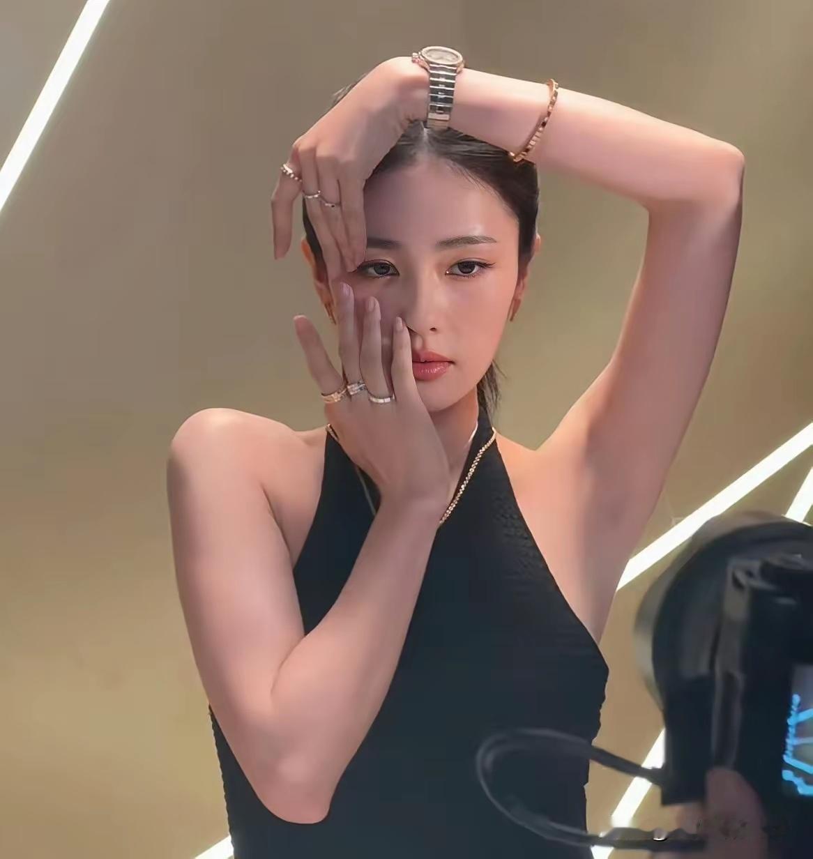 白鹿也算顶流了，为什么没有奢牌代言呢？看了下面三张图什么都能明白了 ​​​