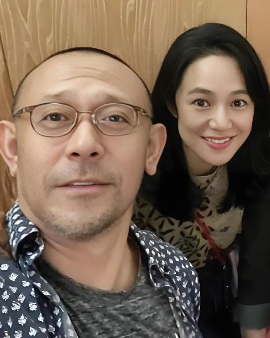 2006年，姜文和妻子周韵去法国探望女儿，没曾想女儿看到他们后一脸怨气：“爸爸，