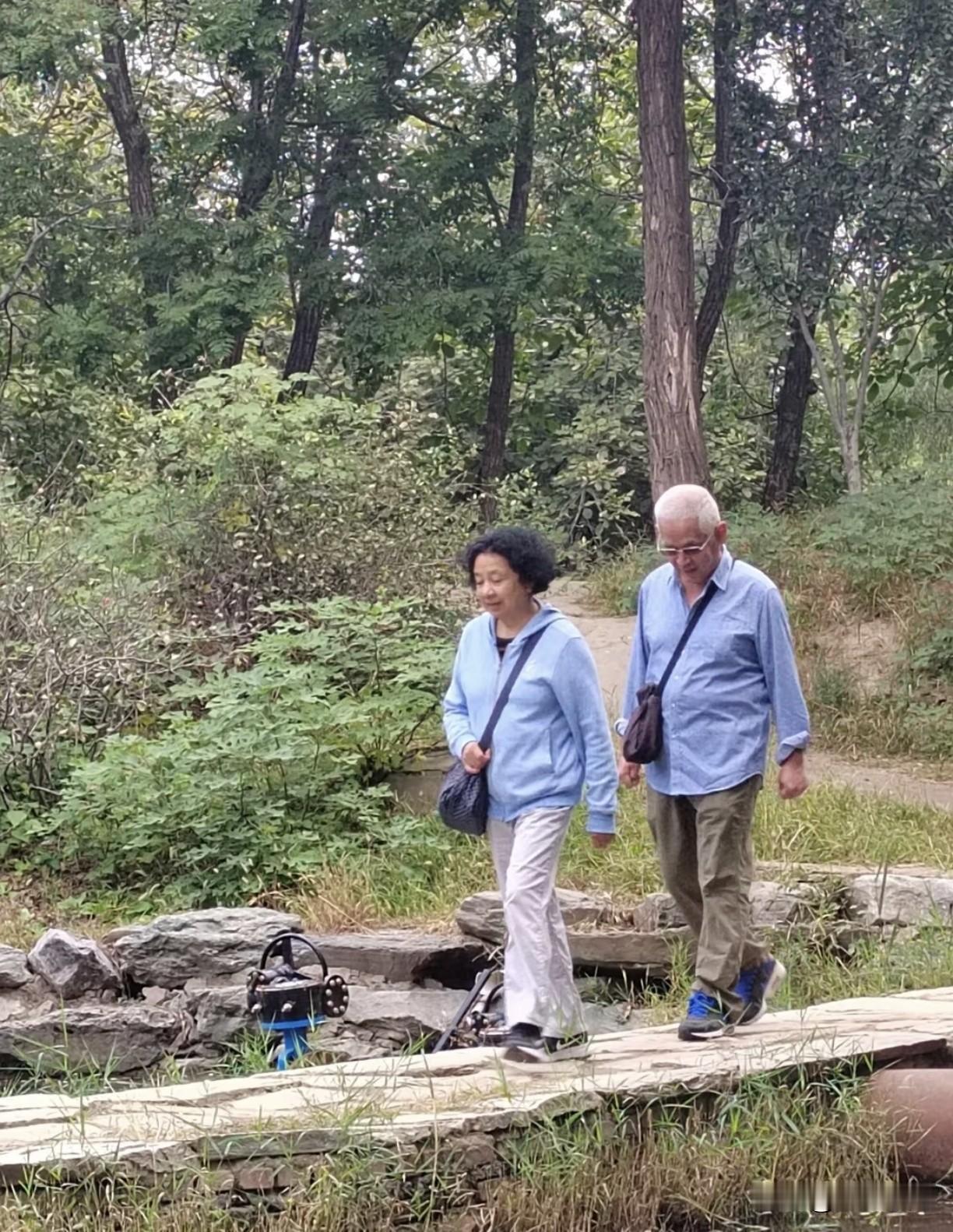 一位退休老人说：“年纪大了就不要谈什么恋爱了，万一被甩了，不是脑梗就是心梗。还是