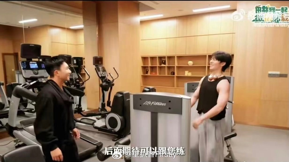 曾辉在刘畊宏笑点上曾辉唱歌刘畊宏卷腹披荆斩棘 曾辉一开口唱歌，刘教练笑到连做几个