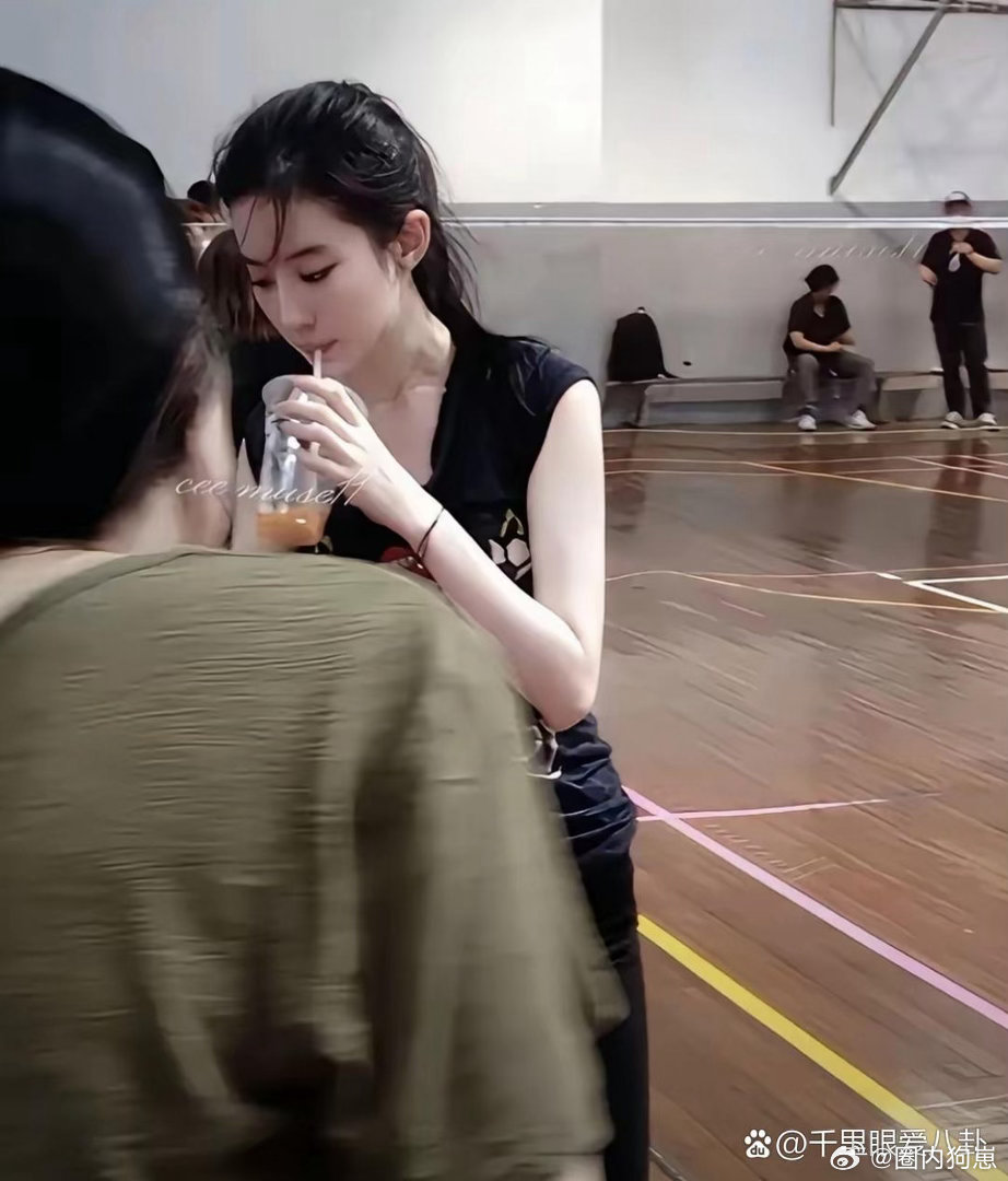 刘亦菲自带脱俗气韵，容颜惊艳动人，美得无可比拟。 