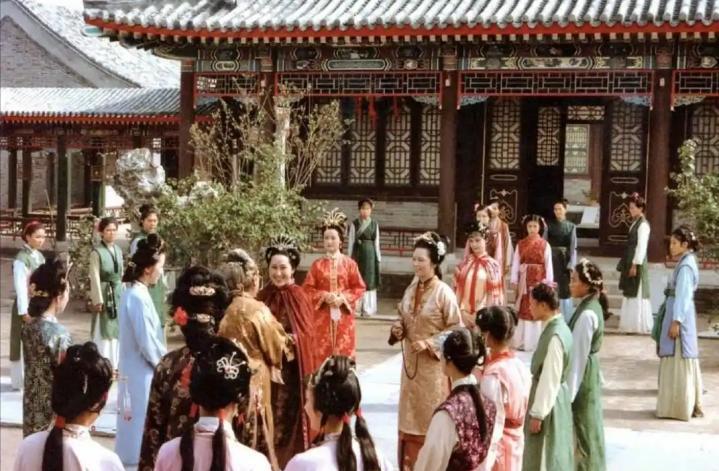 在看红楼梦的时候，一直有一件事情搞不明白。

贾元春好不容易当上贤德妃，贾家本该