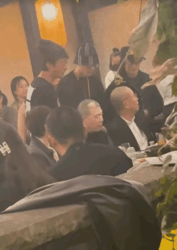 王传君、刘昊然、彭昱畅，在某个活动上，竟然无视冯小刚，只向陈丹青敬酒。

冯小刚