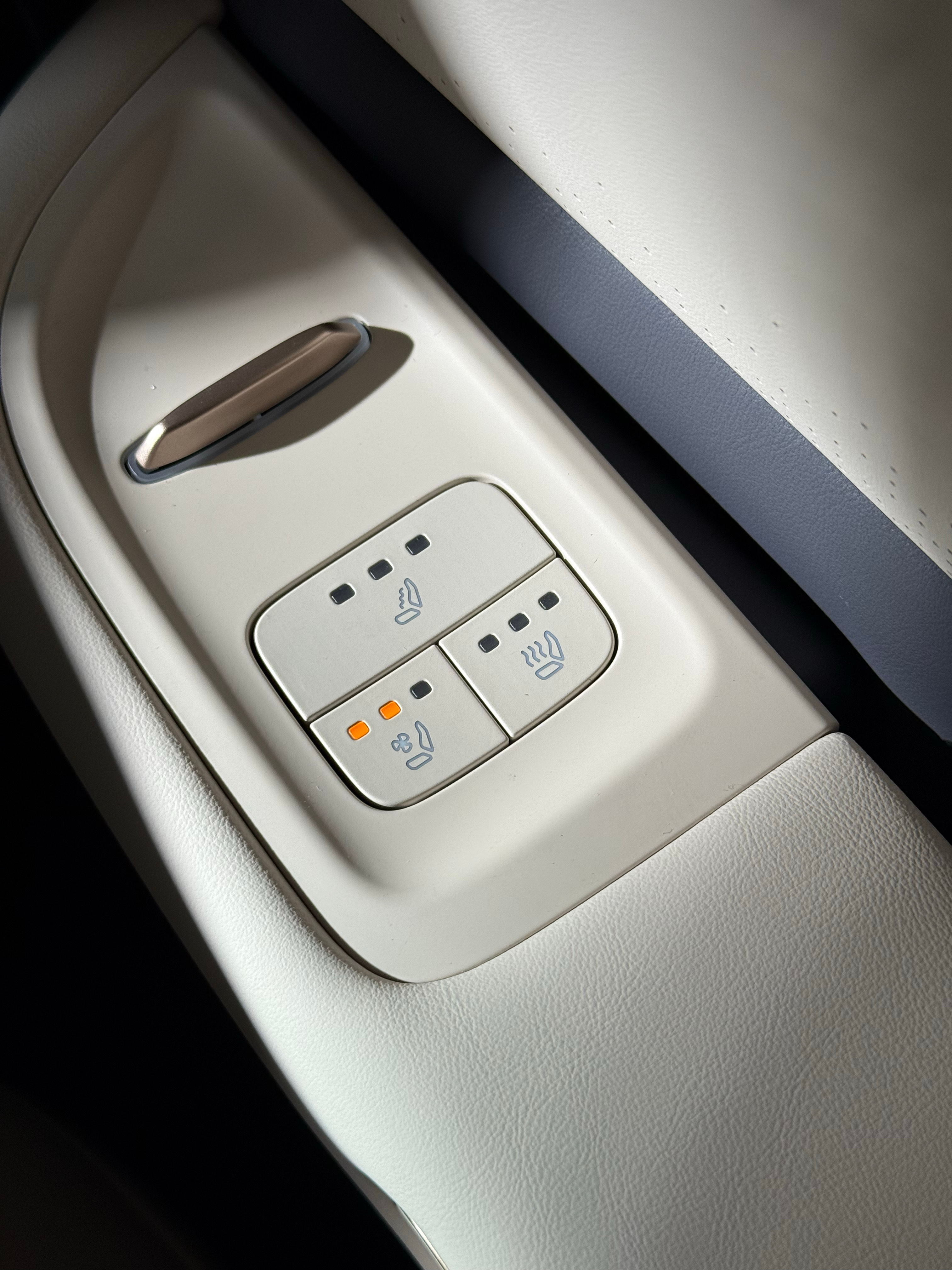 在日产 NX8 车内看发布会～双联屏质感真好啊座椅通风吹着座椅按摩开着你别说 N