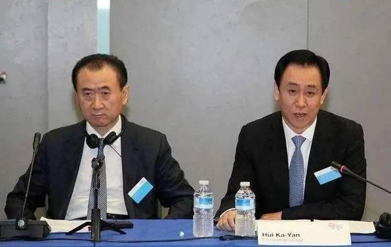 王健林如今72岁，万达比恒大早四年爆出危机，身上背负几千亿巨债，却压根没动过转移
