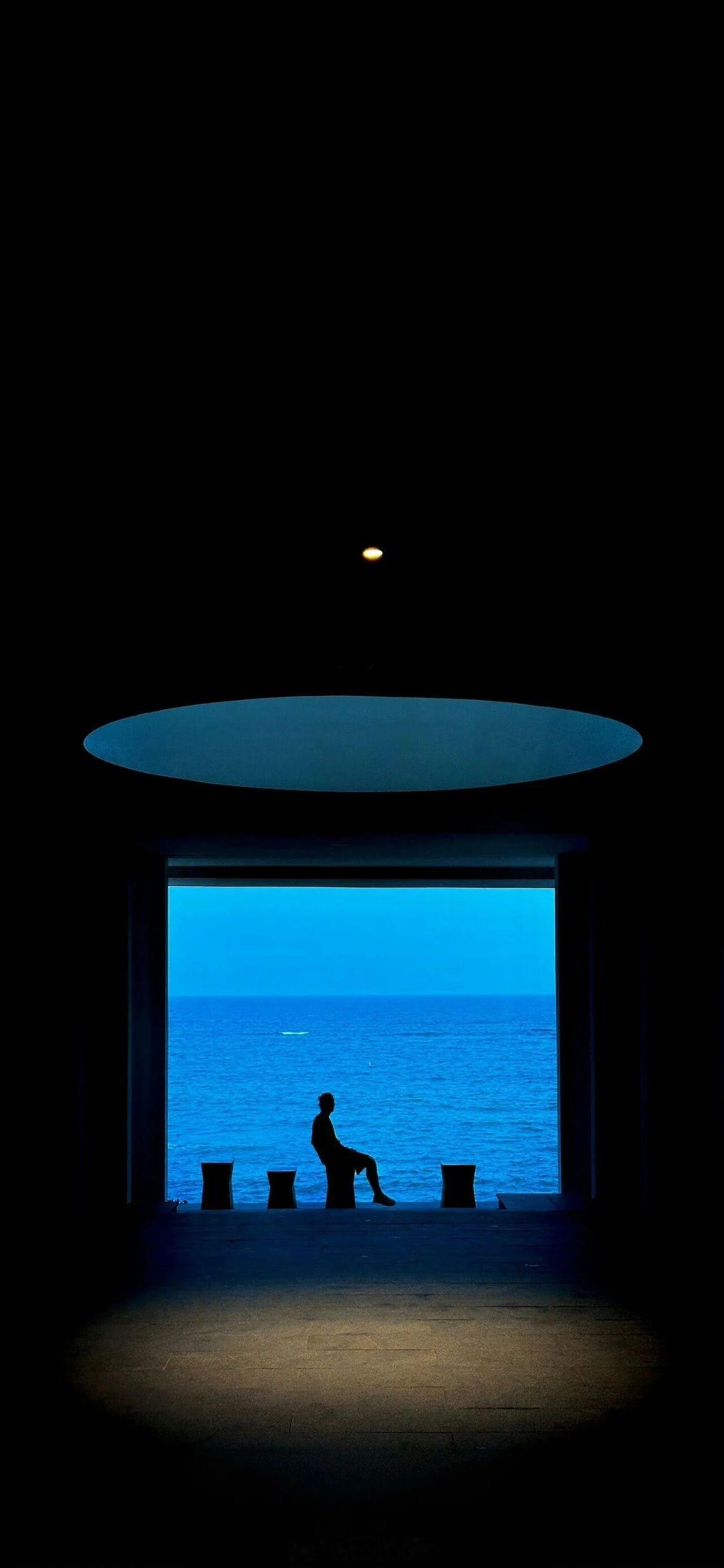 眼睛是两块毛玻璃，欲望在玻璃后边蠕动。欲望似原子分裂，在无限大的空间跳扭腰舞。—