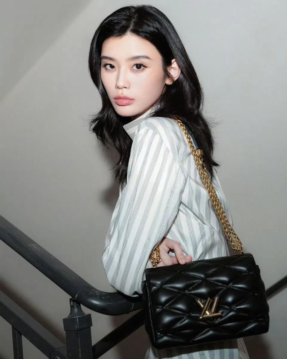 奚梦瑶的嘴唇👄违章了，性感又迷人，赌王家里真的会挑儿媳。

