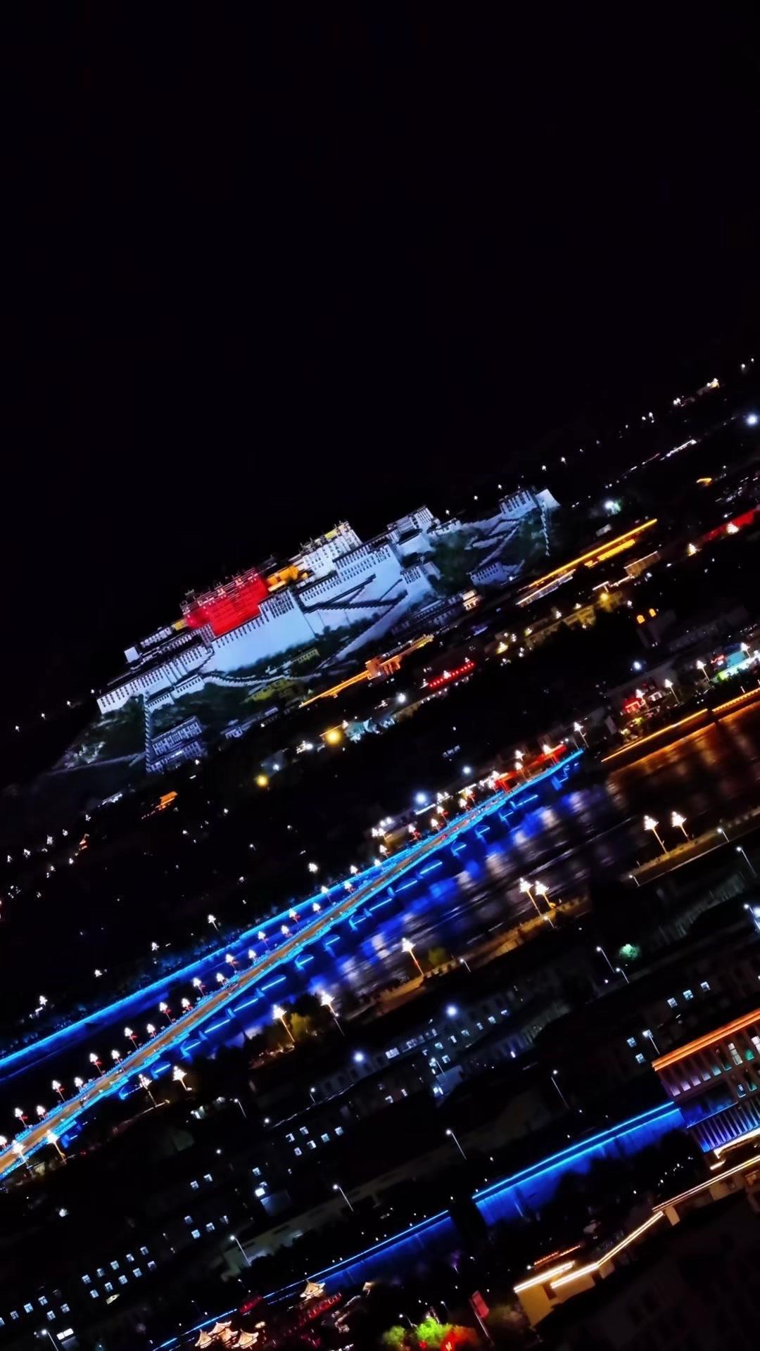 在西藏旅行，布达拉宫夜景绝对不能错过！花15分钟爬山，就能拍到绝美夜景，值得！