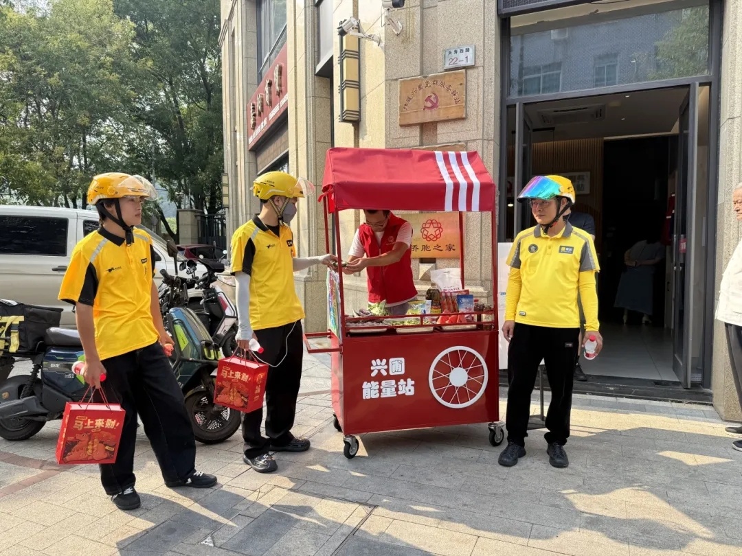 宁波宁海这台共享冰箱藏着烟火善意 小伙子，这菜是我自己种的，家里吃不完，就放这冰