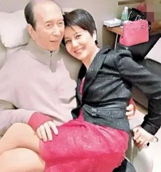 一天深夜，98岁的赌王拉着四太梁安琪的手：“那年杏花微雨，你拒绝我给你的1000