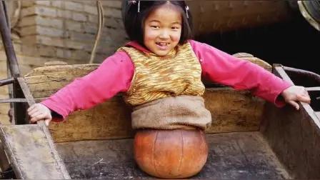 22天痛失双亲 17岁女孩一跪破防全网 乡土温情从未退场
 
湖南17岁女孩22