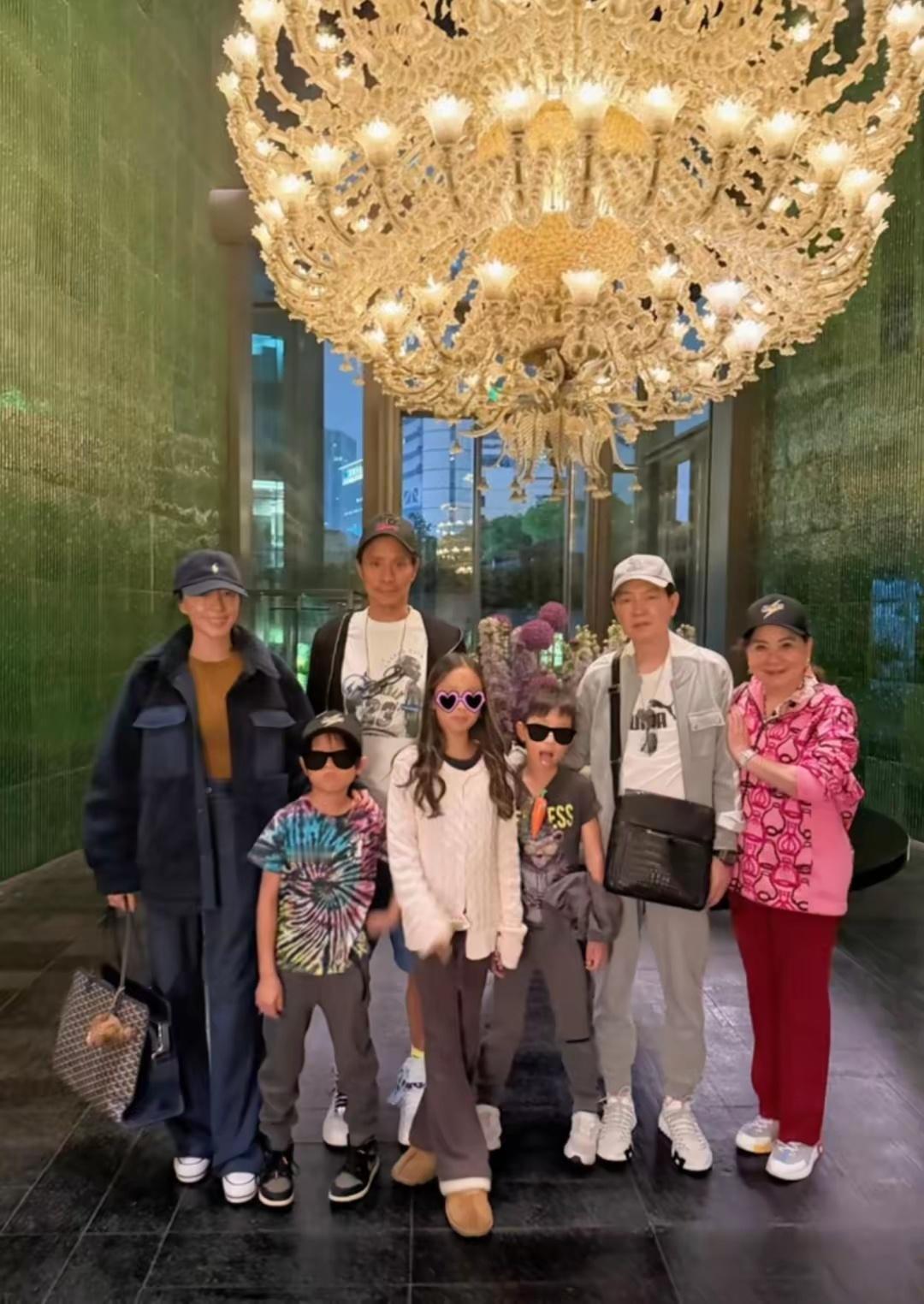 台湾名媛关颖罕晒全家福，老公看着显老，79岁爸爸保养得真好 