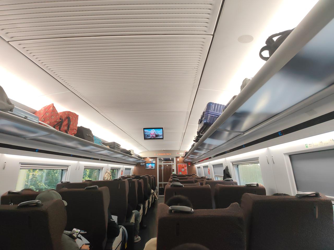 原来高铁也可以升舱的，刚才在车厢里听到广播里播报：临海至龙游站区间段，还有少量一