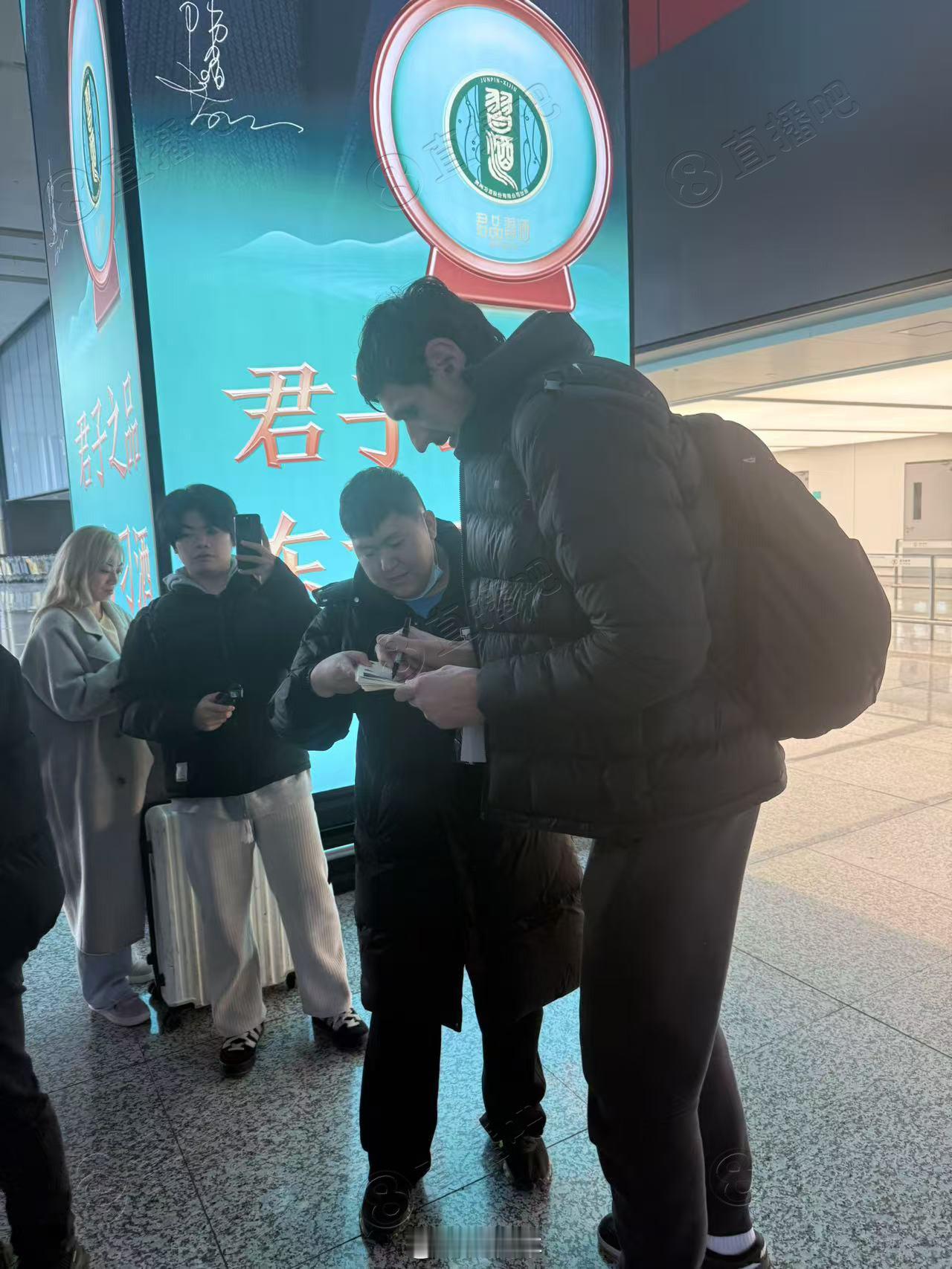 猛兽到了，真的高啊！广厦有用大中锋外援的传统，既有博洛西斯和拉杜利察这样的组织型