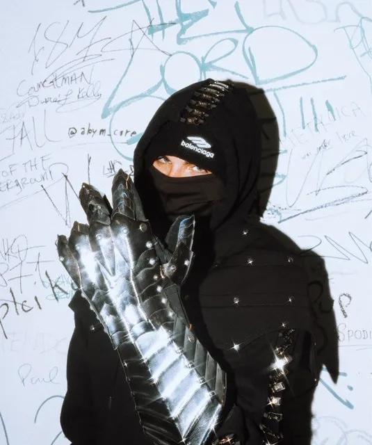 英国有个蒙面少年说唱歌手叫 EsDeeKid，2024年出道，作品不算多，而且从