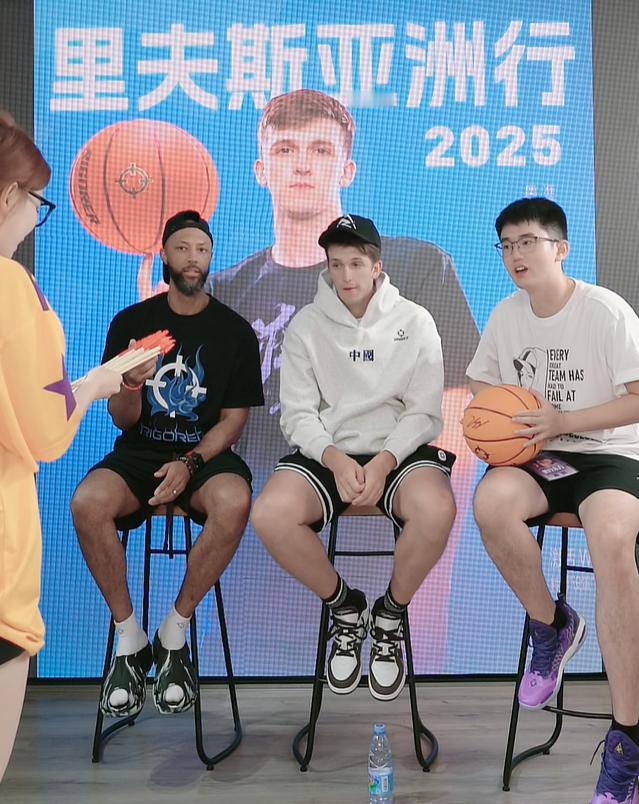 给我里哥美颜成啥样了都。湖人 ​​​