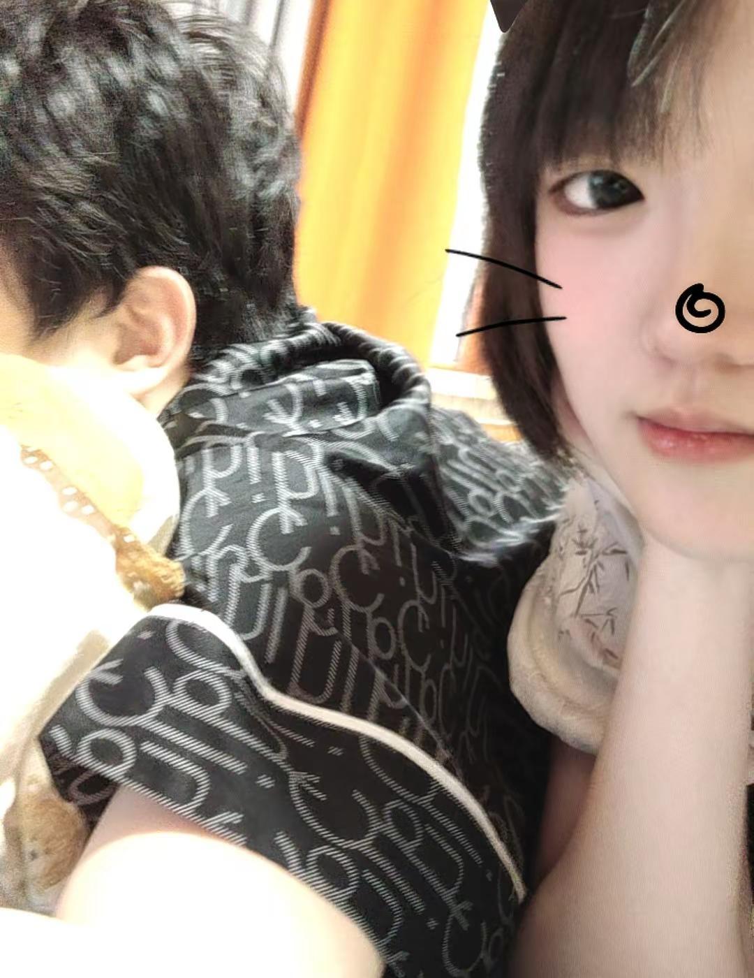 男孩你放心吧 你啥样我都稀罕 落魄拮据我陪你熬 没钱我也跟着你 你默默付出的点滴