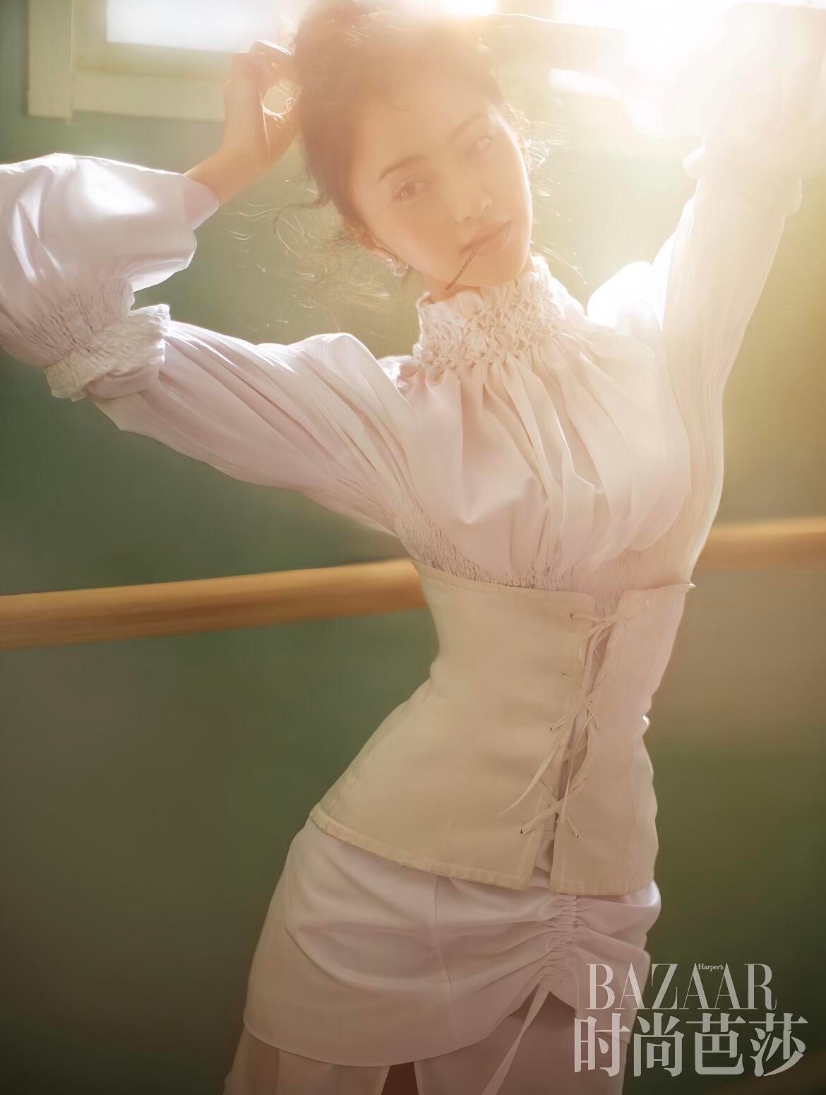 景甜芭蕾服写真，颜值身材果然都是顶级的！
十年前2016 BAZAAR，陈漫拍的