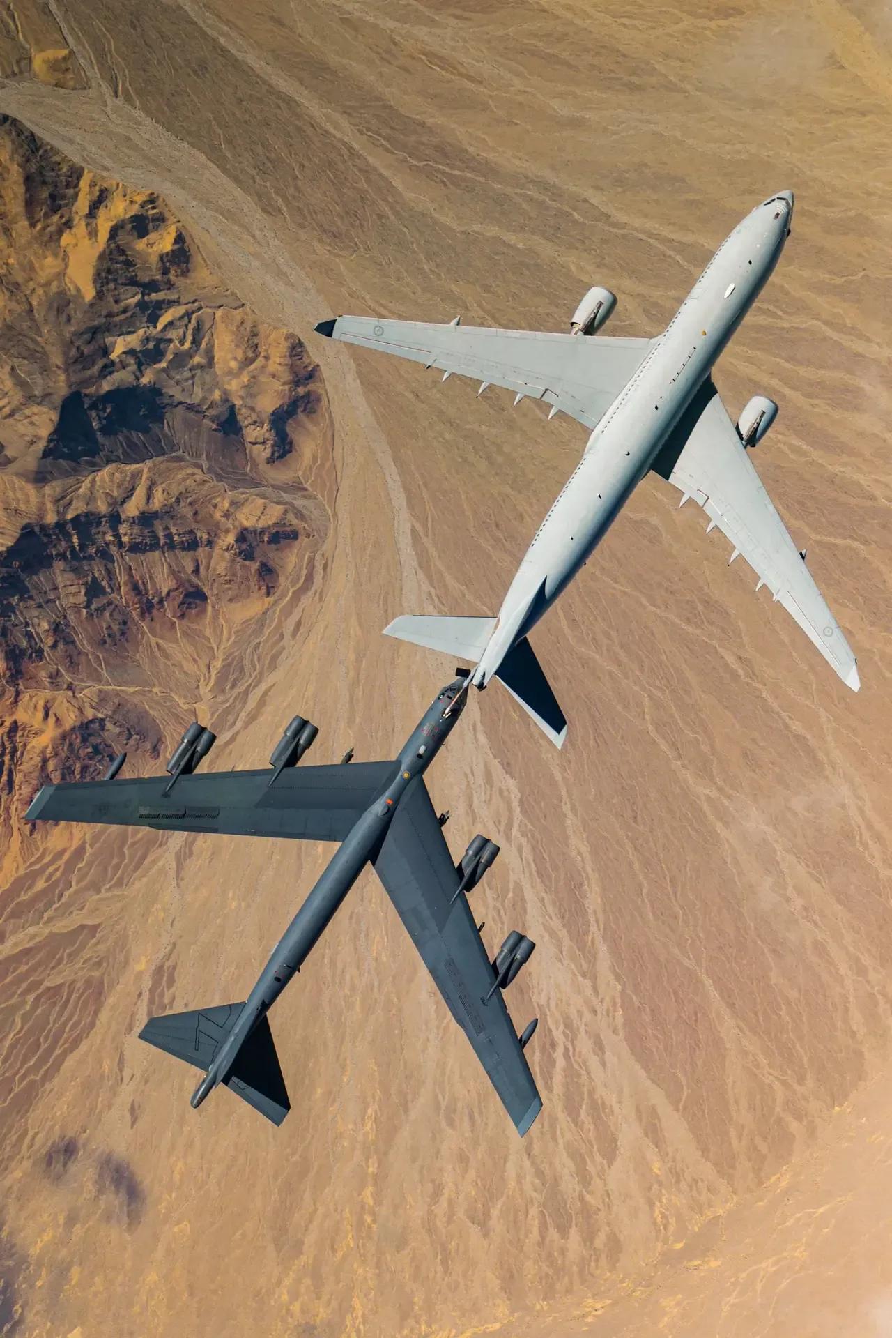 难得的角度：澳大利亚空军KC-30A加油机为美国空军B-52H战略轰炸机加油