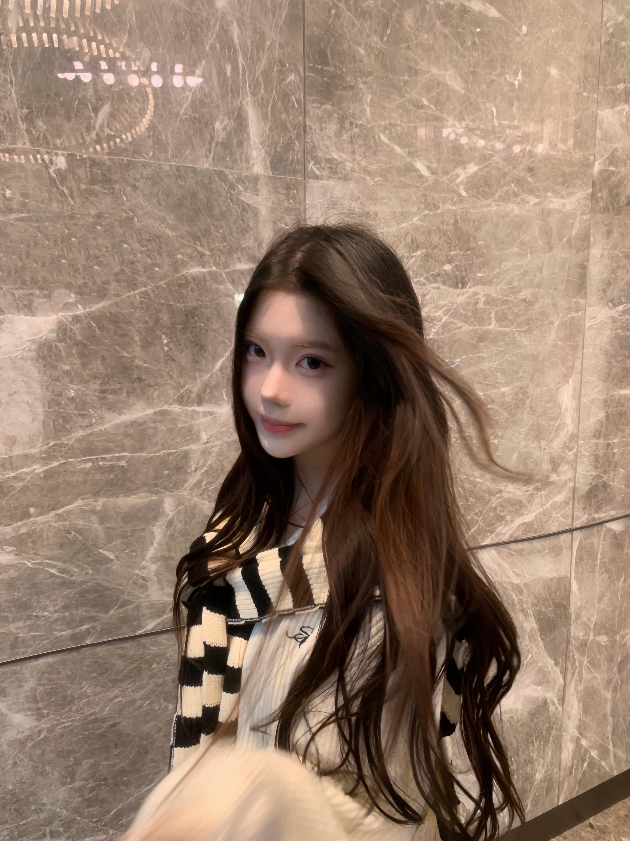 信任是张纸 你揉皱一次 我熨平一次 直到它薄的再也经不起一滴泪的重量